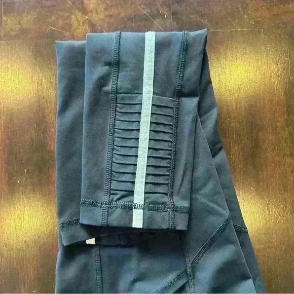 Lululemon Crop Legging 21"
Purple & Black 4 - Picture 5 of 9